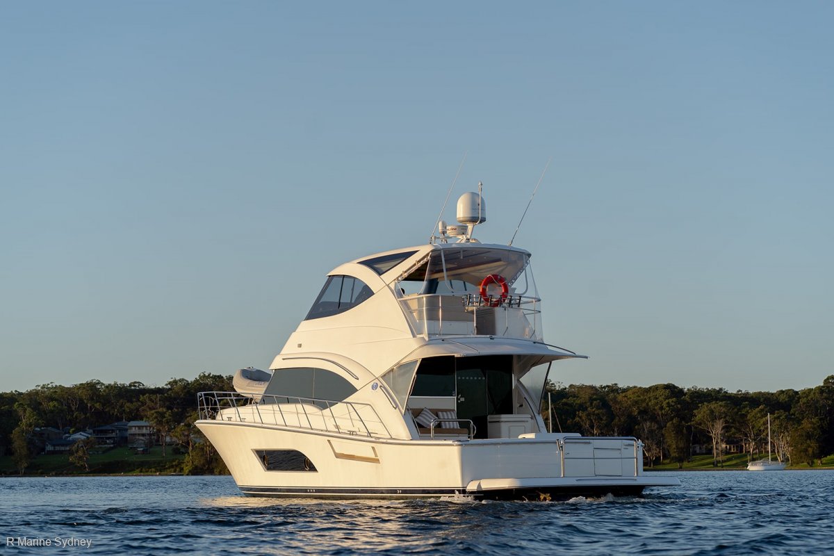 Riviera 53 Enclosed Flybridge