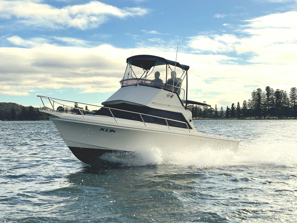 Caribbean 26 Flybridge Cruiser - Antifouled and sevice Dec 24 - Recent survey