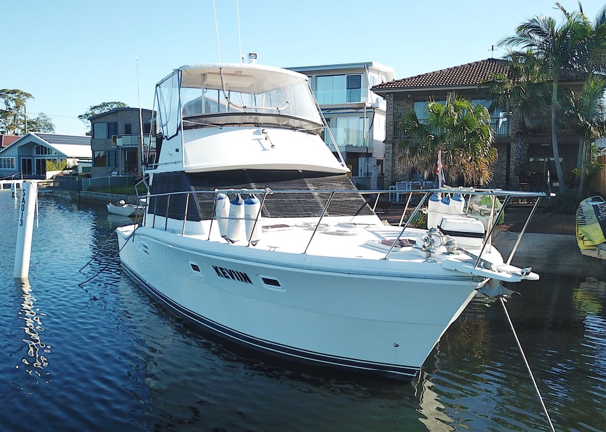 Mariner 3800 Flybridge Cruiser