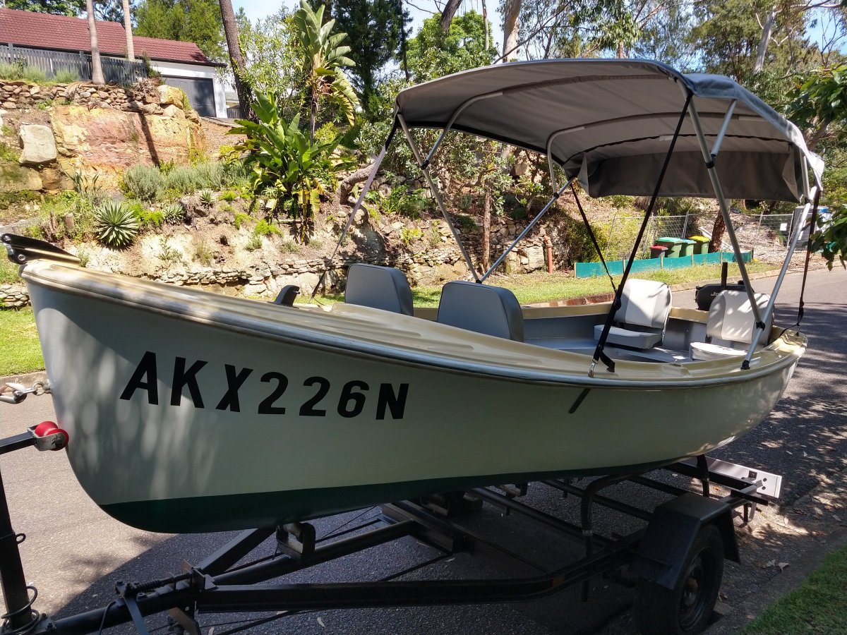 Open hull runabout day boat