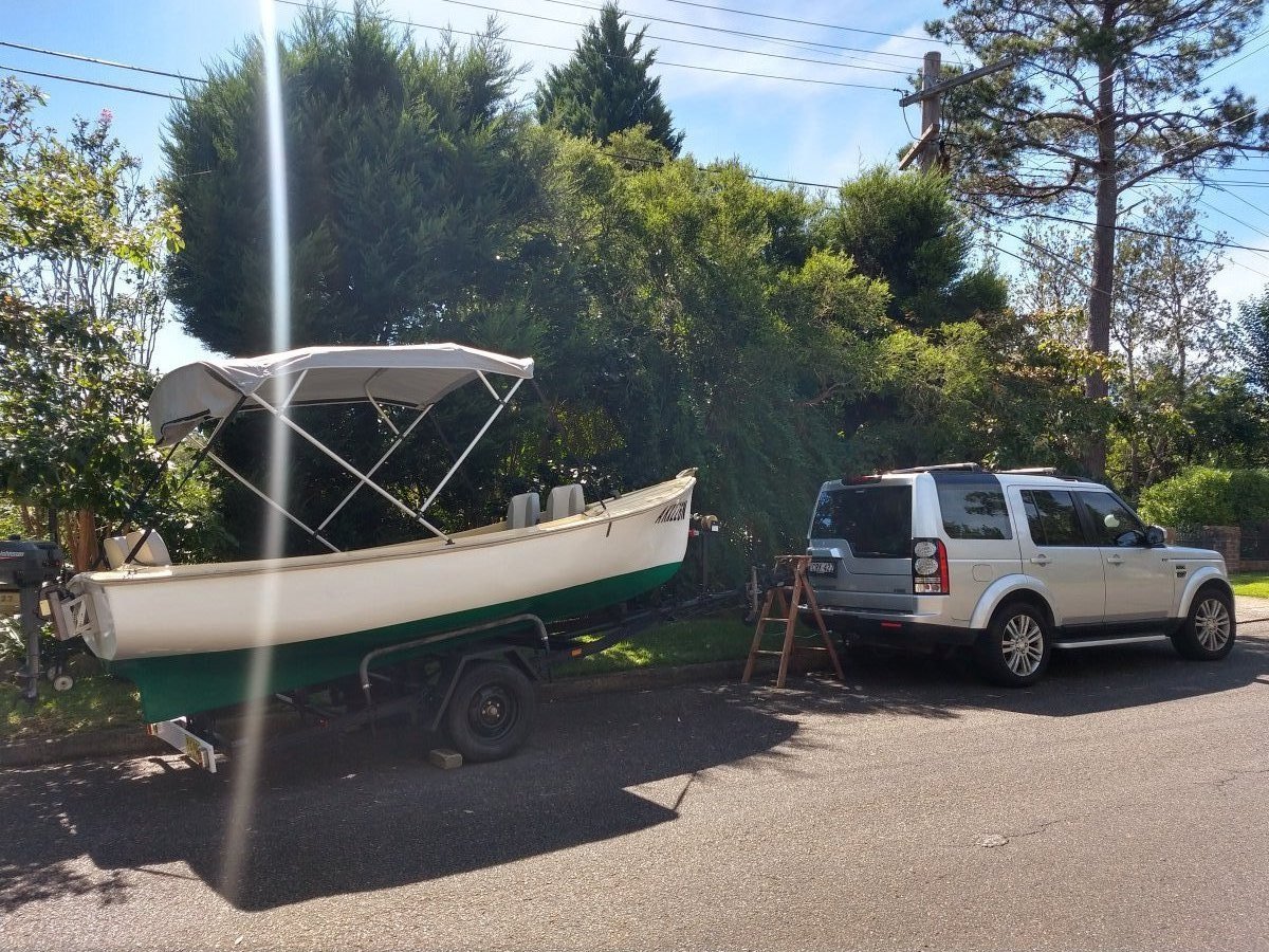 Open hull runabout day boat