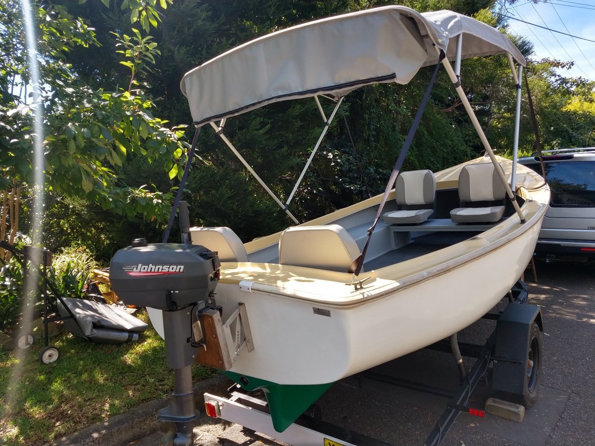 Open hull runabout day boat