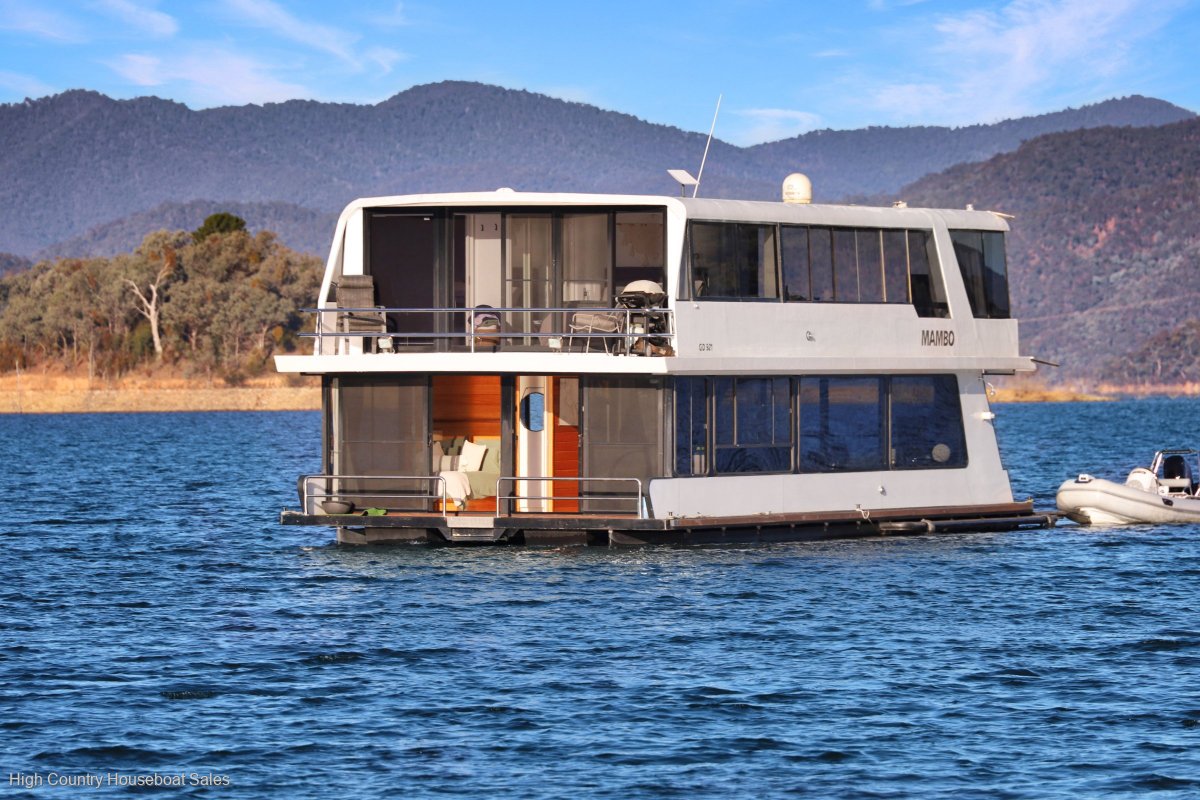 Mambo Houseboat Holiday Home on Lake Eildon:Mambo on Lake Eildon