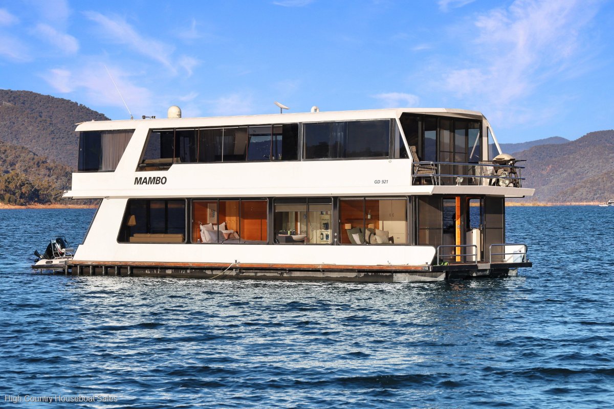 Mambo Houseboat Holiday Home on Lake Eildon:Mambo on Lake Eildon