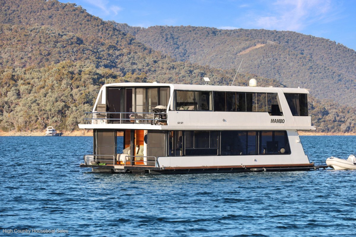 Mambo Houseboat Holiday Home on Lake Eildon:Mambo on Lake Eildon