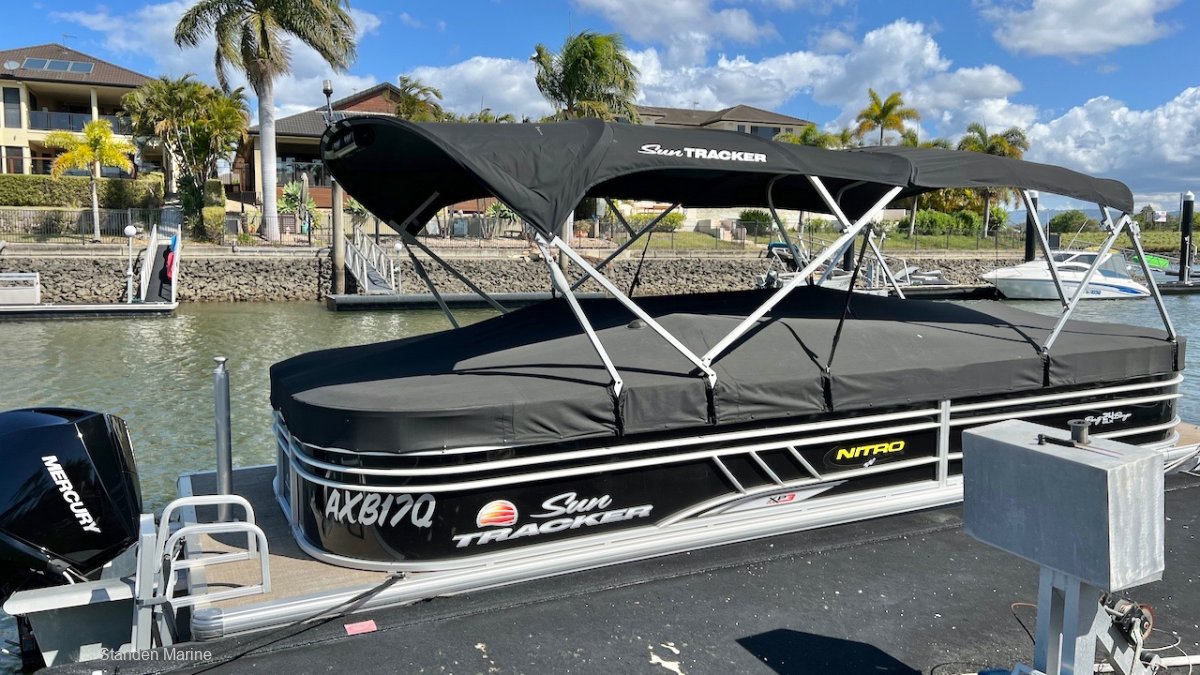 Sun Tracker Party Barge 24 DLX XP3