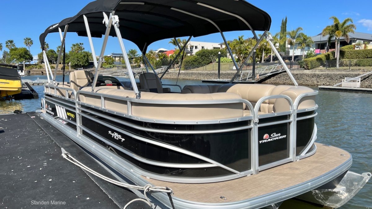 Sun Tracker Party Barge 24 DLX XP3