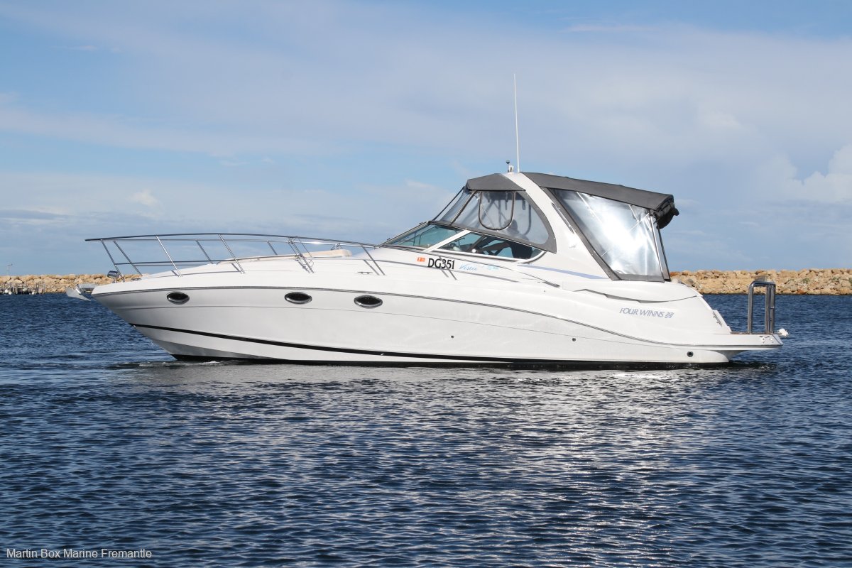 Four Winns Vista 348 with Bow Thruster
