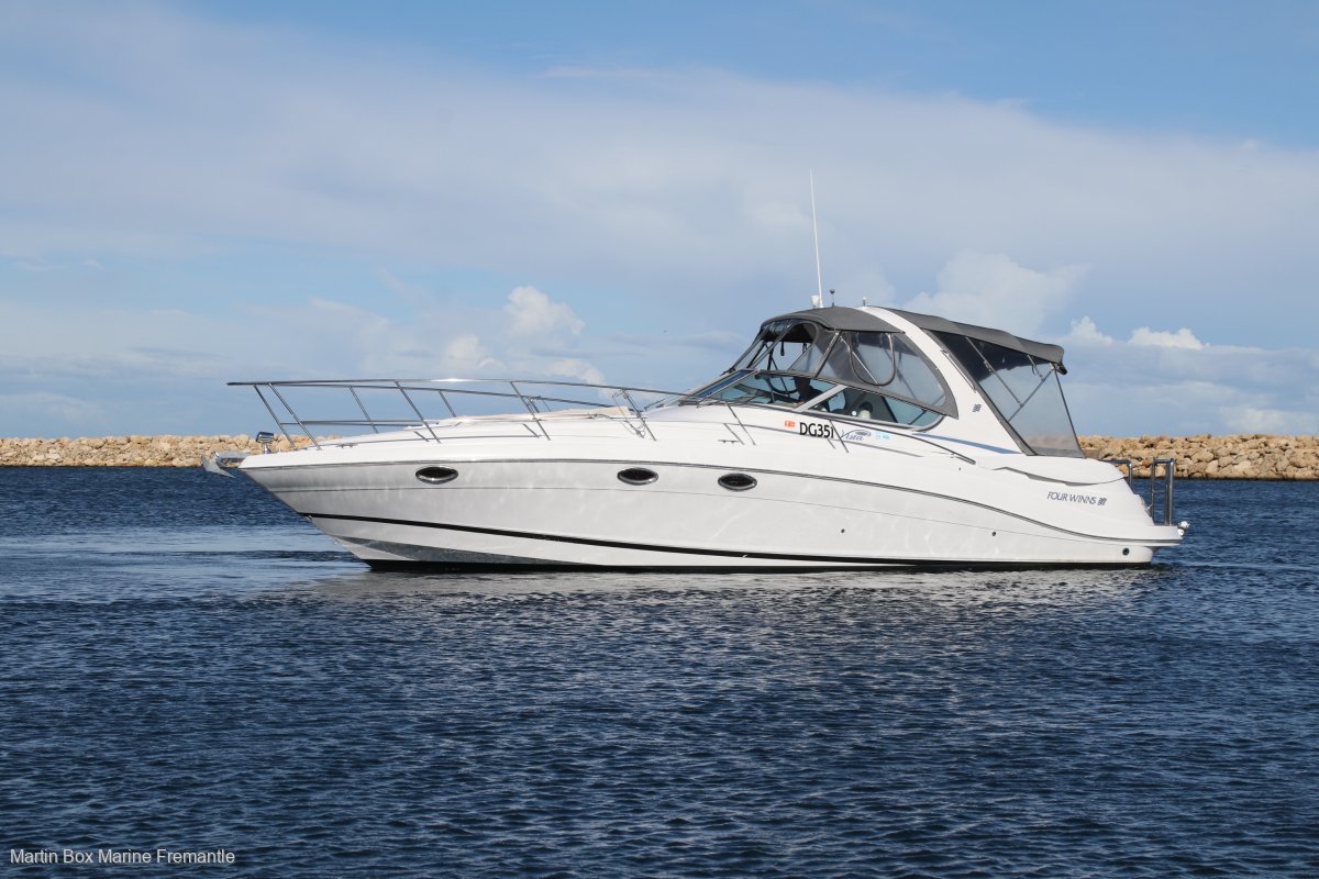 Four Winns Vista 348 with Bow Thruster