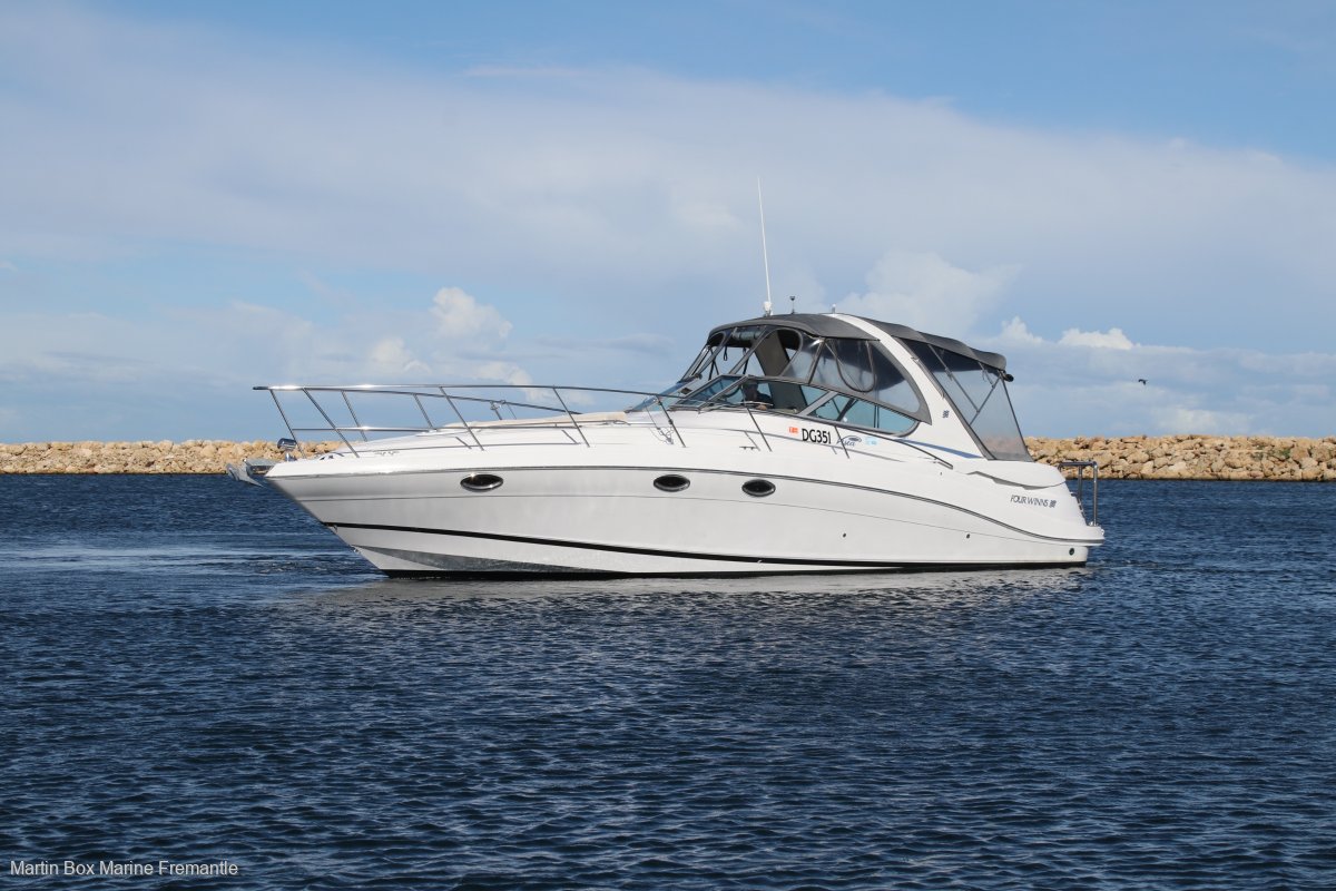 Four Winns Vista 348 with Bow Thruster