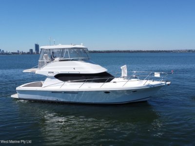 Mustang M43 Flybridge