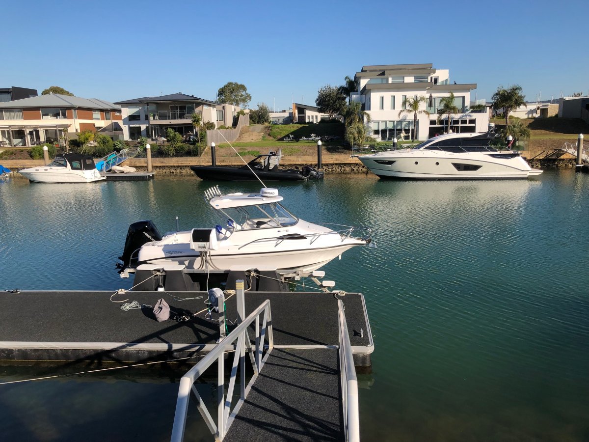 Aqua boat lift