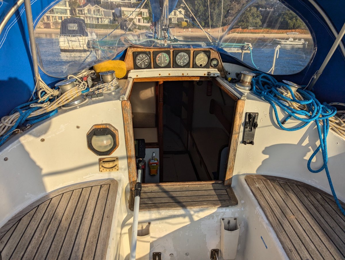 Viking 30:COCKPIT 