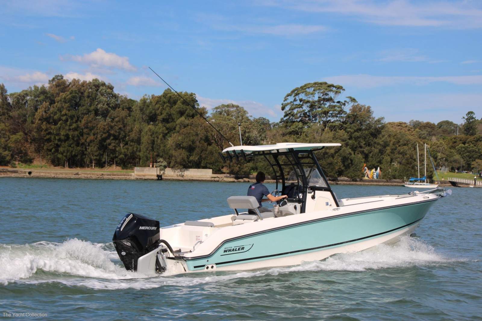 2024 New Boston Whaler 230 Outrage