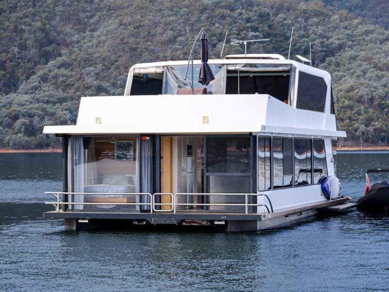 Nomad Houseboat Holiday Home on Lake Eildon