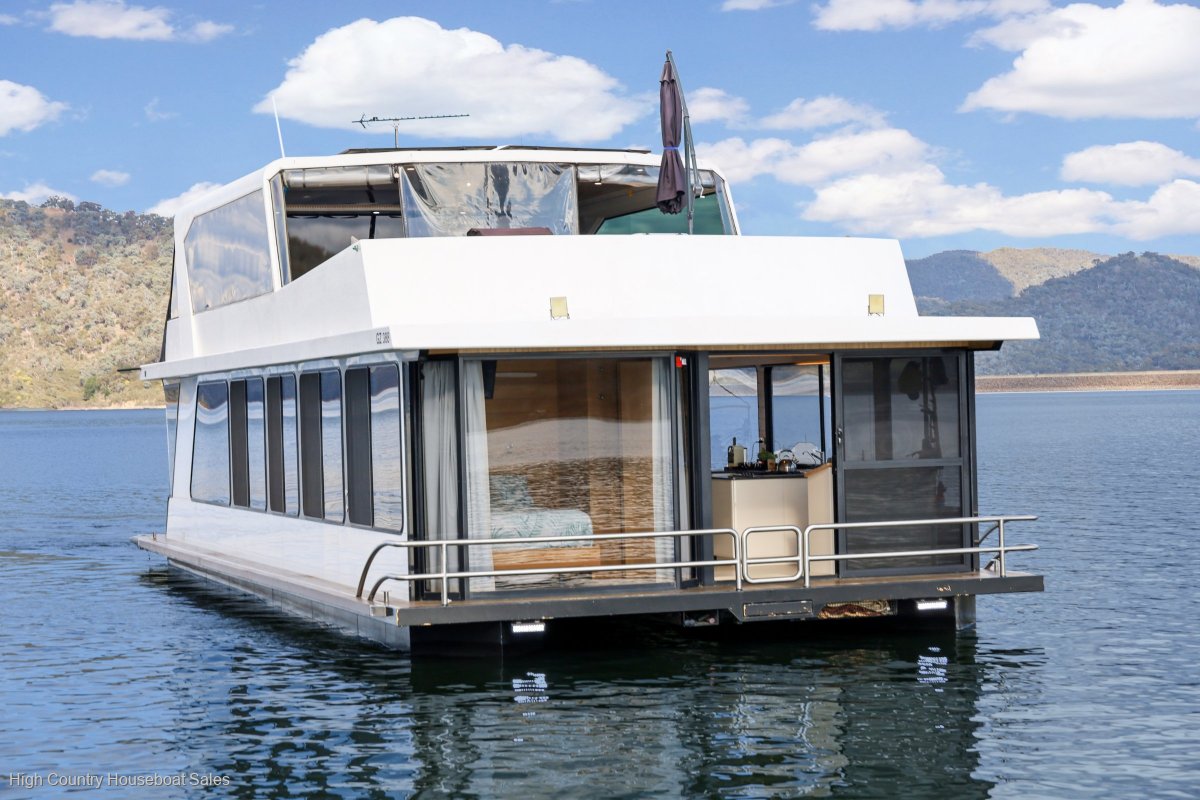 Nomad Houseboat Holiday Home on Lake Eildon:Nomad on Lake Eildon