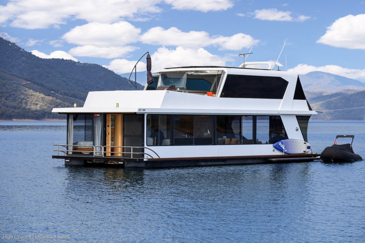 Nomad Houseboat Holiday Home on Lake Eildon:Nomad on Lake Eildon