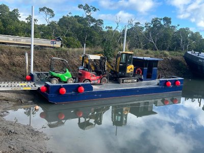 Landing barge