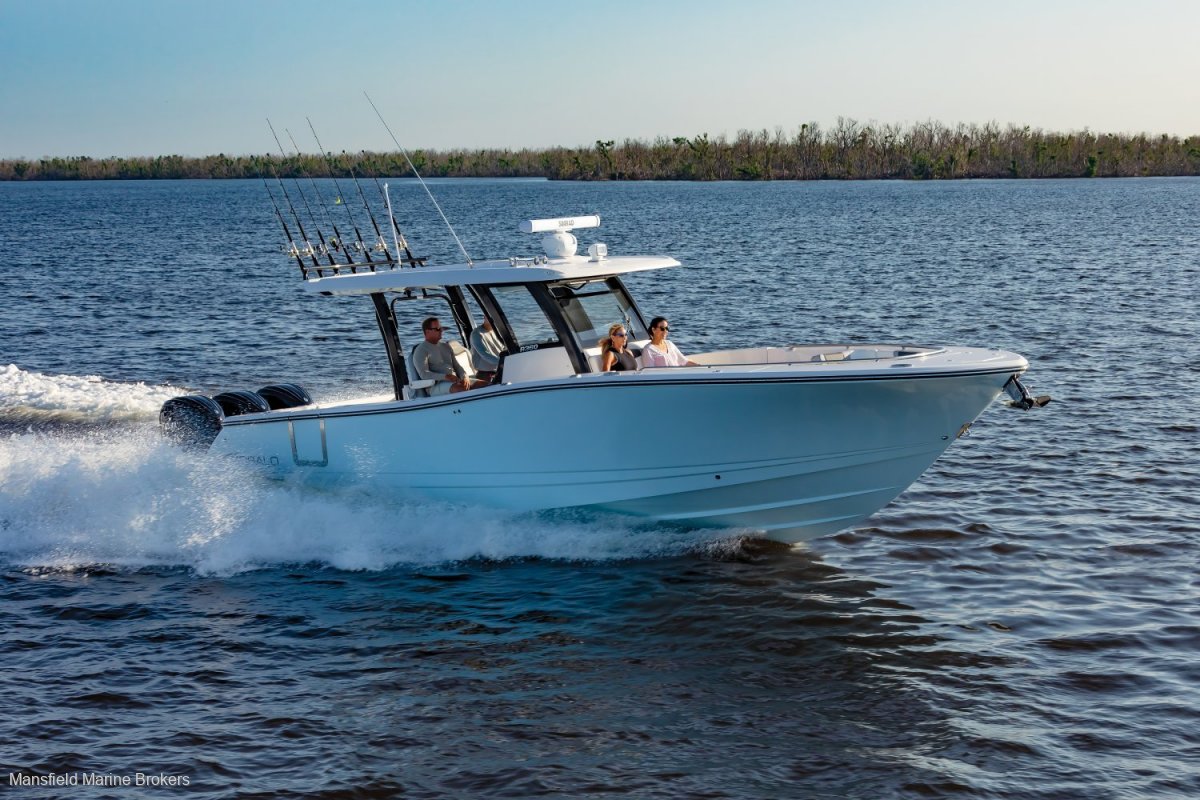 New Robalo R360 CC