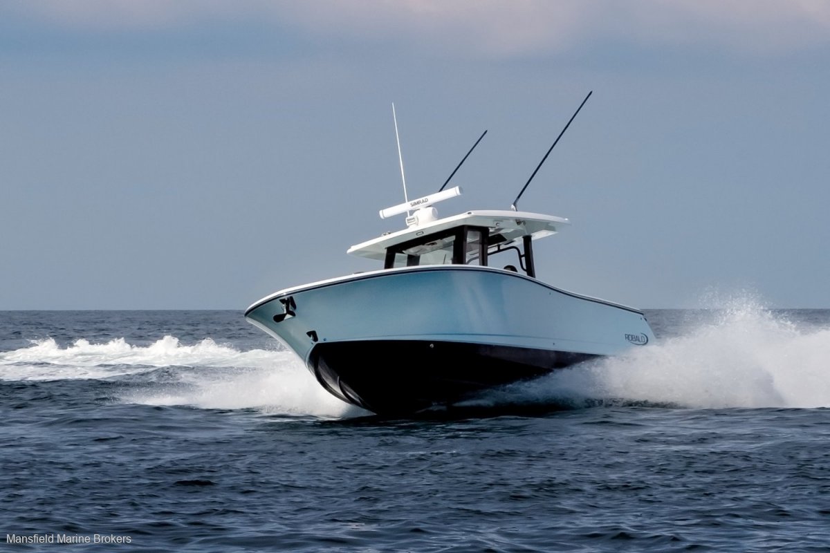 New Robalo R360 CC