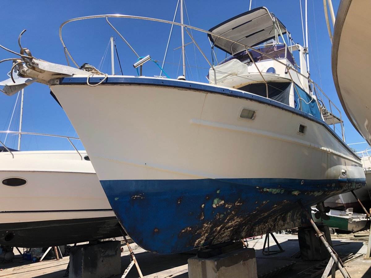 Masters 34 Flybridge Fiberglass Diesel Shaft Drive (Darwin NT)