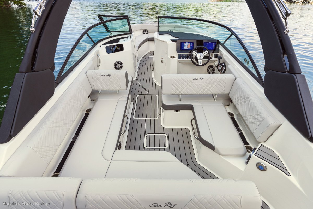 New Sea Ray 250 SDX:Flexible seating options