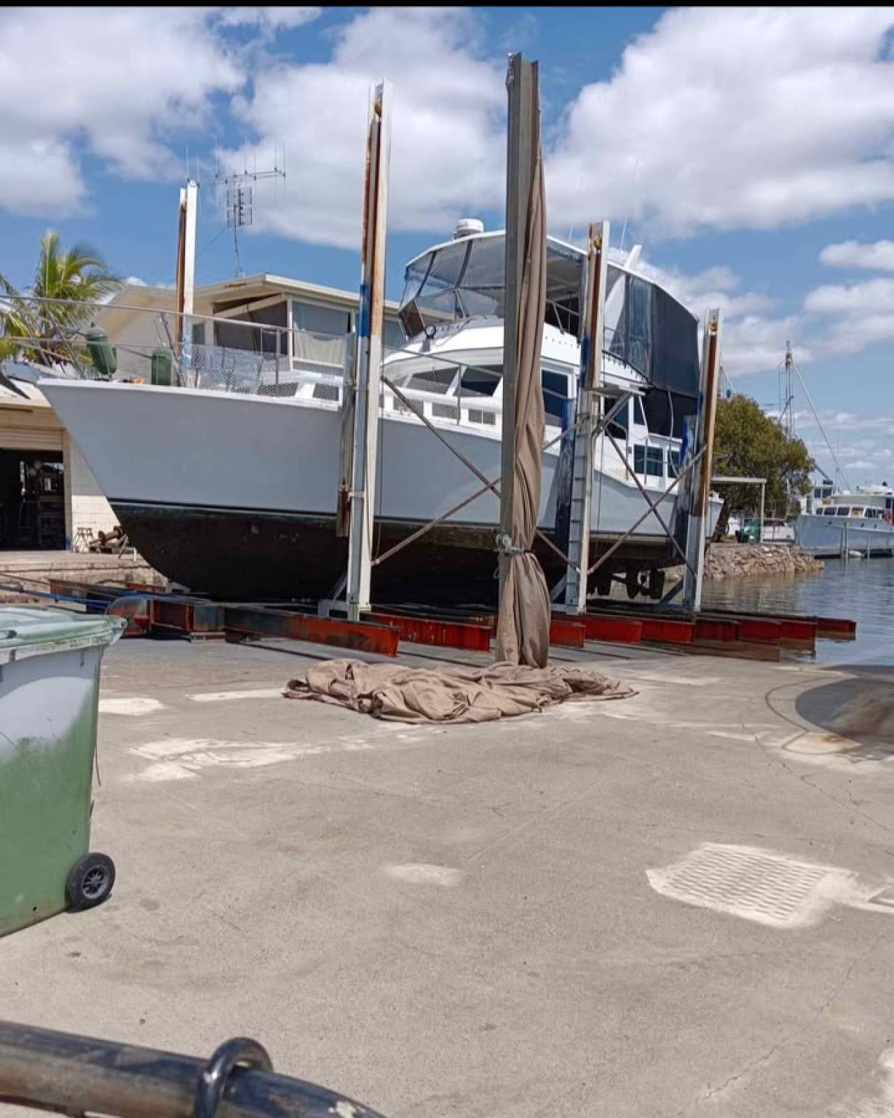 Boden 10.5 Flybridge Cruiser