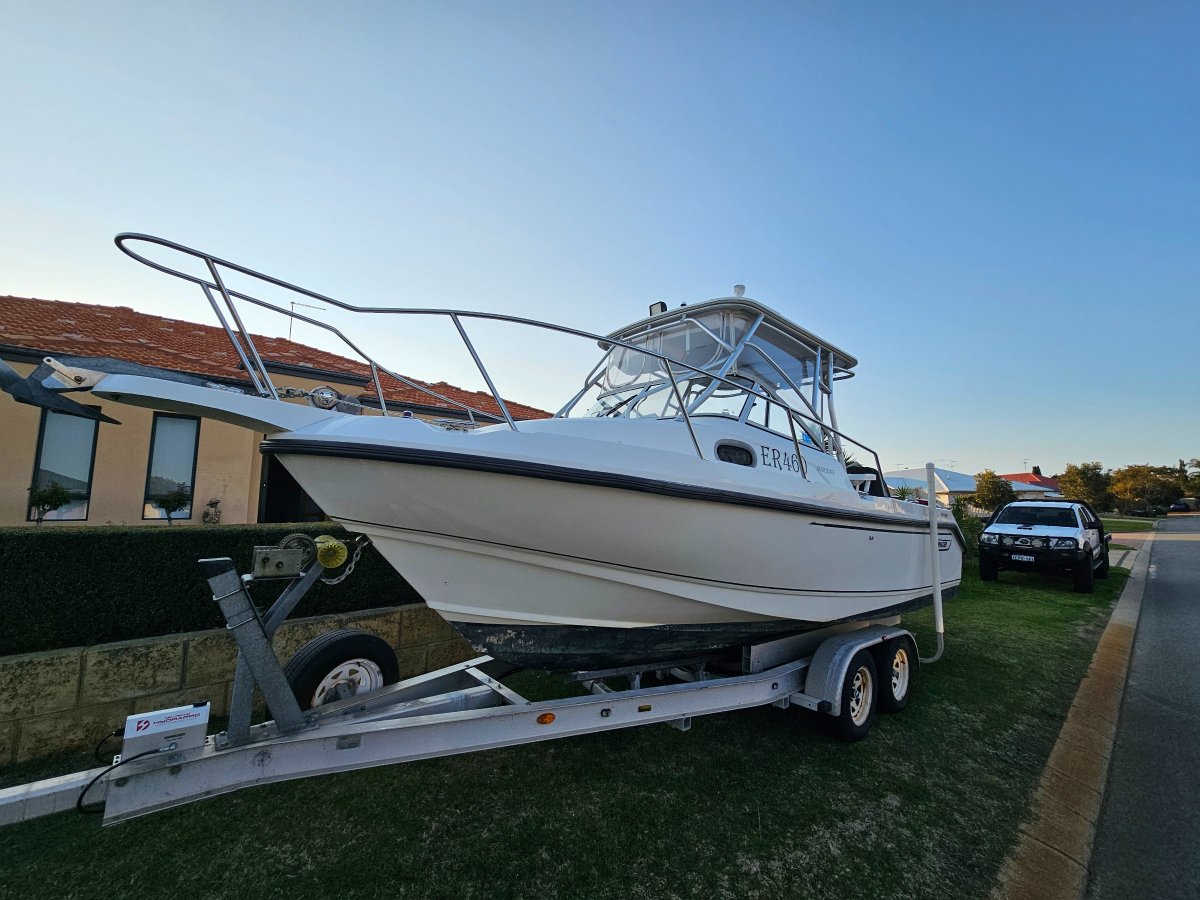 Boston Whaler 230 Conquest Powered by 2008 Mercury Verado 300hp | 540 Hours