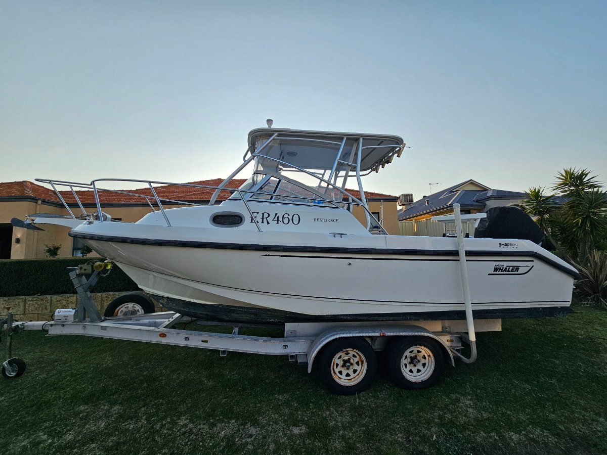 Boston Whaler 230 Conquest Powered by 2008 Mercury Verado 300hp | 540 Hours
