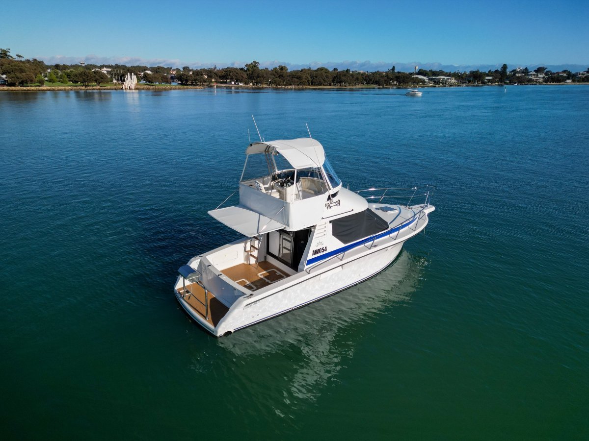 Commodore 33 Flybridge Twin Cabin Cruiser