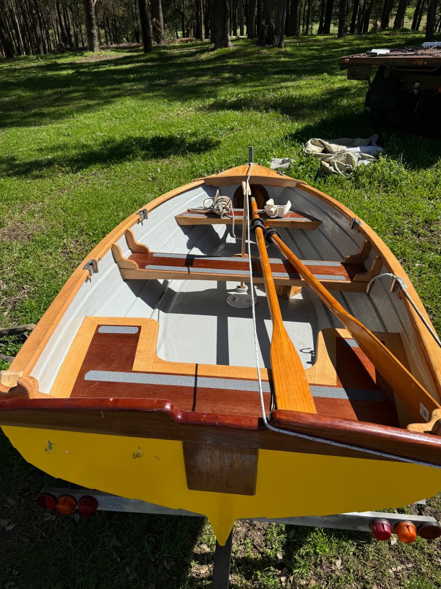 CLASSIC 9FT ROWING BOAT