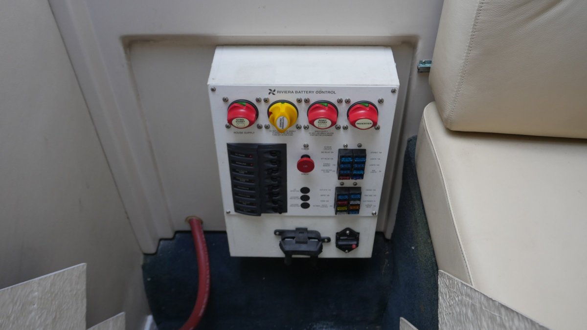  Riviera 3000 Offshore Series 2 2004 MODEL RIVIERA 3000 OFFSHORE SERIES 2 Boat Brokers of Tasmania