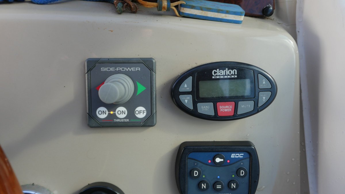  Riviera 3000 Offshore Series 2 2004 MODEL RIVIERA 3000 OFFSHORE SERIES 2 Boat Brokers of Tasmania