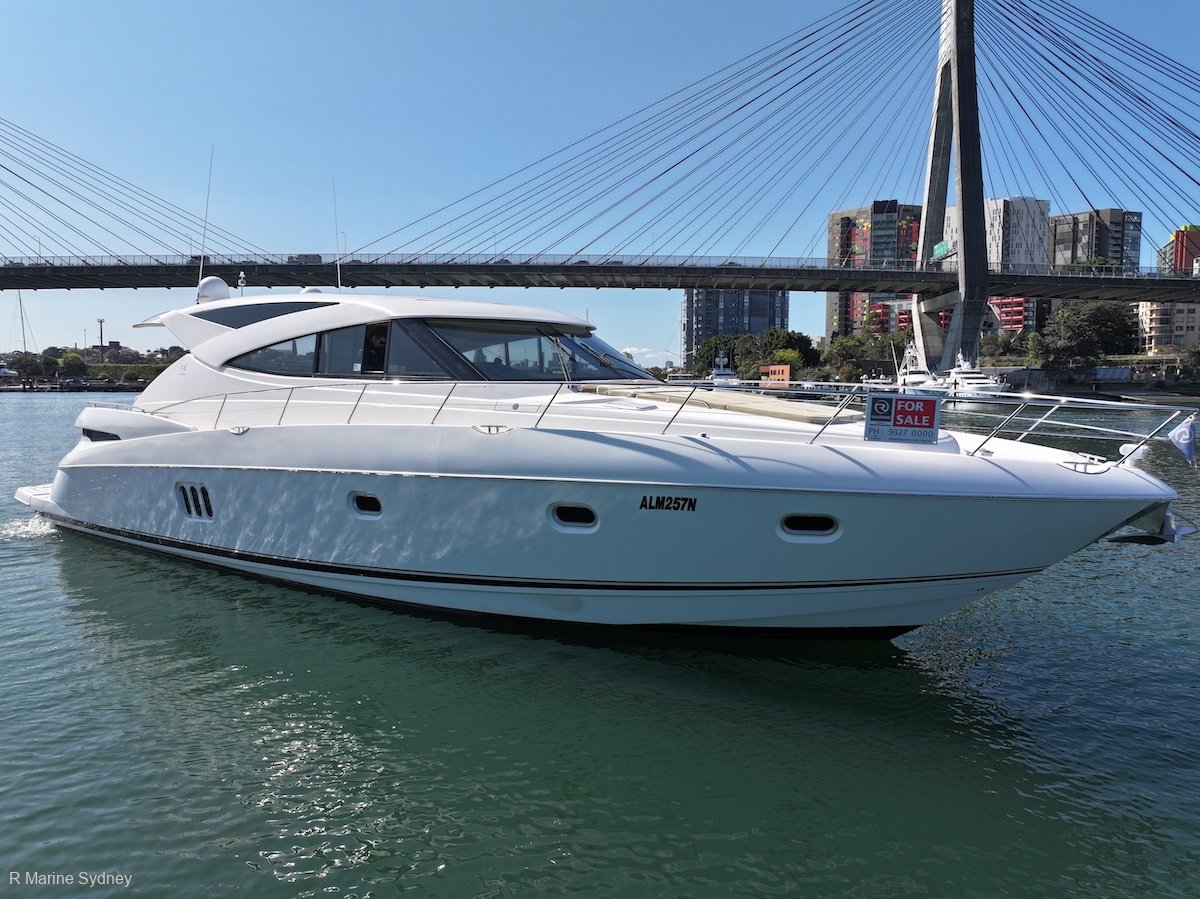 Riviera 5800 Sport Yacht