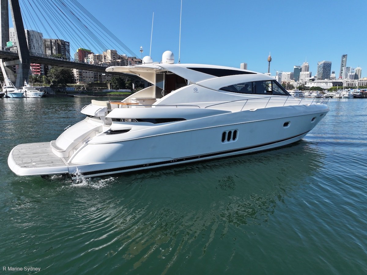 Riviera 5800 Sport Yacht