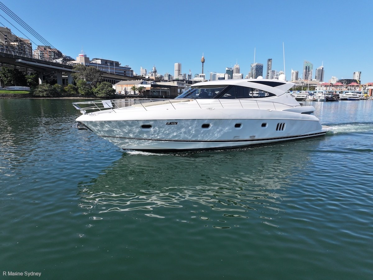 Riviera 5800 Sport Yacht
