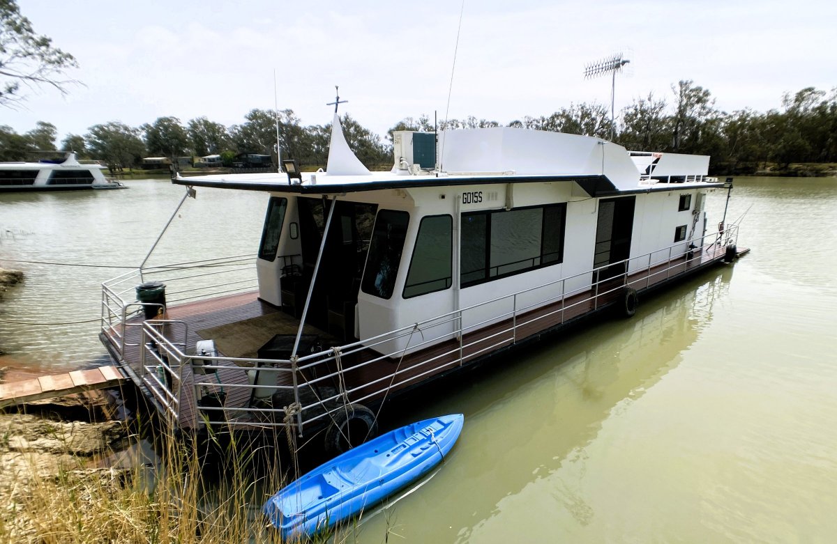 Nerve Tonic. Immaculate, 2 Decked, 3 Bed Houseboat