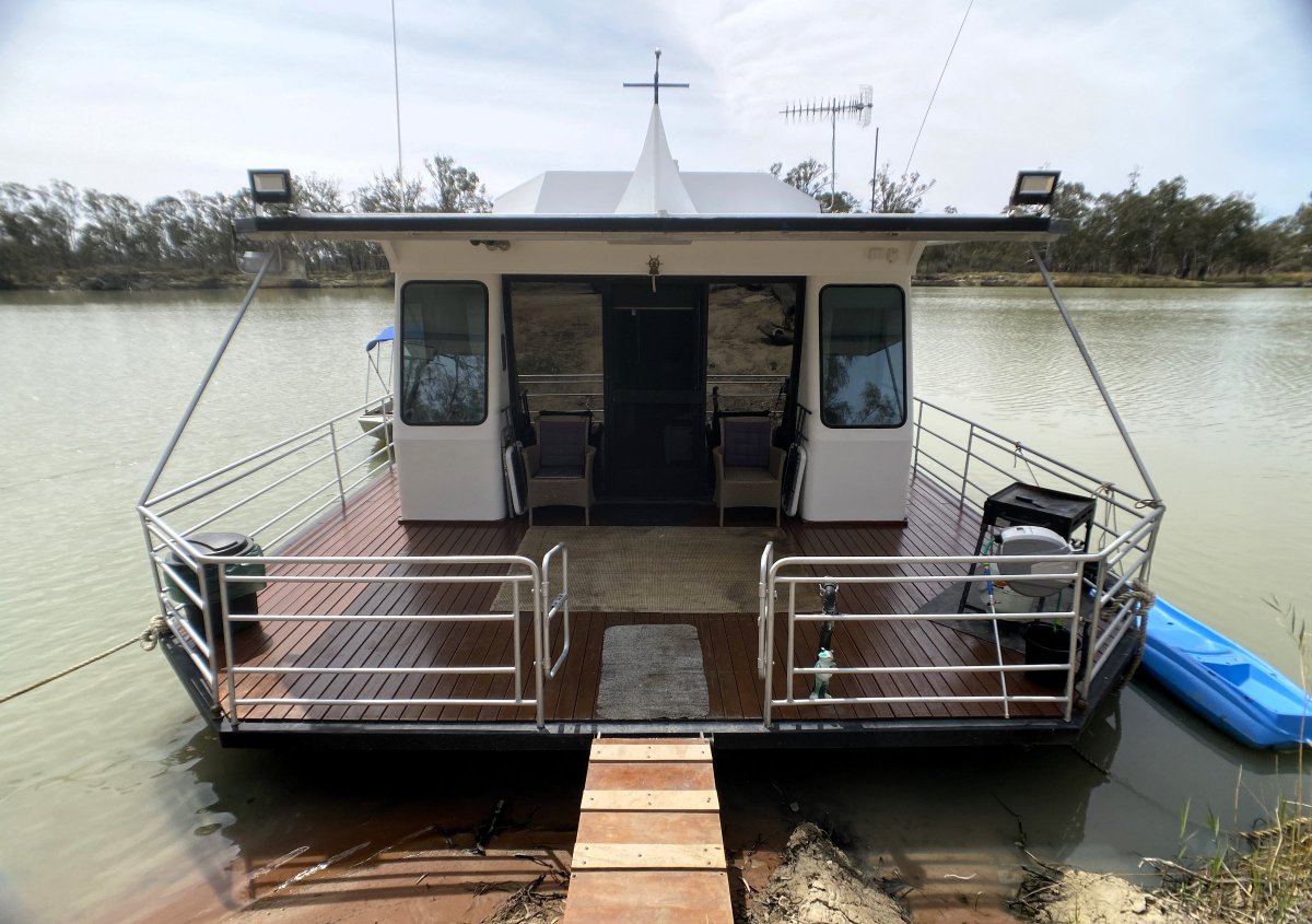 Nerve Tonic. Immaculate, 2 Decked, 3 Bed Houseboat