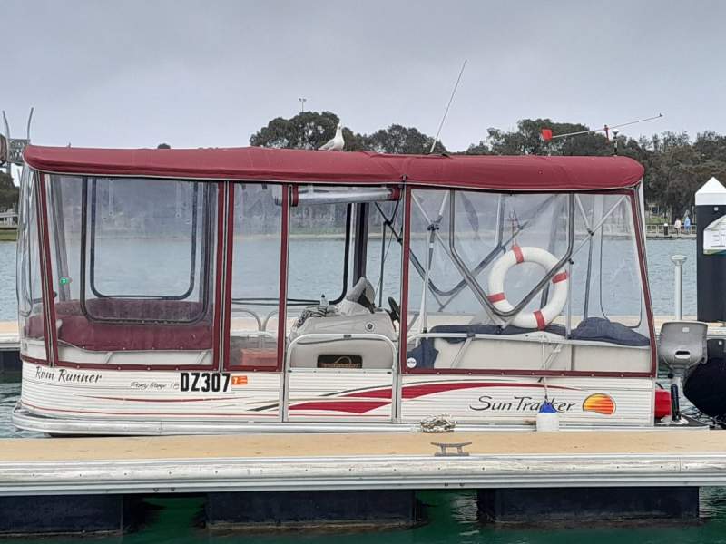 Sun Tracker Party Barge 18 pontoon