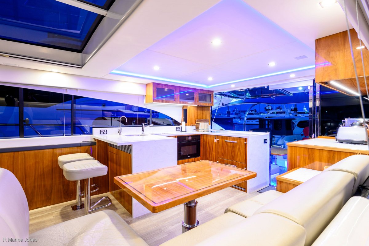 Riviera 5400 Sport Yacht Platinum Edition