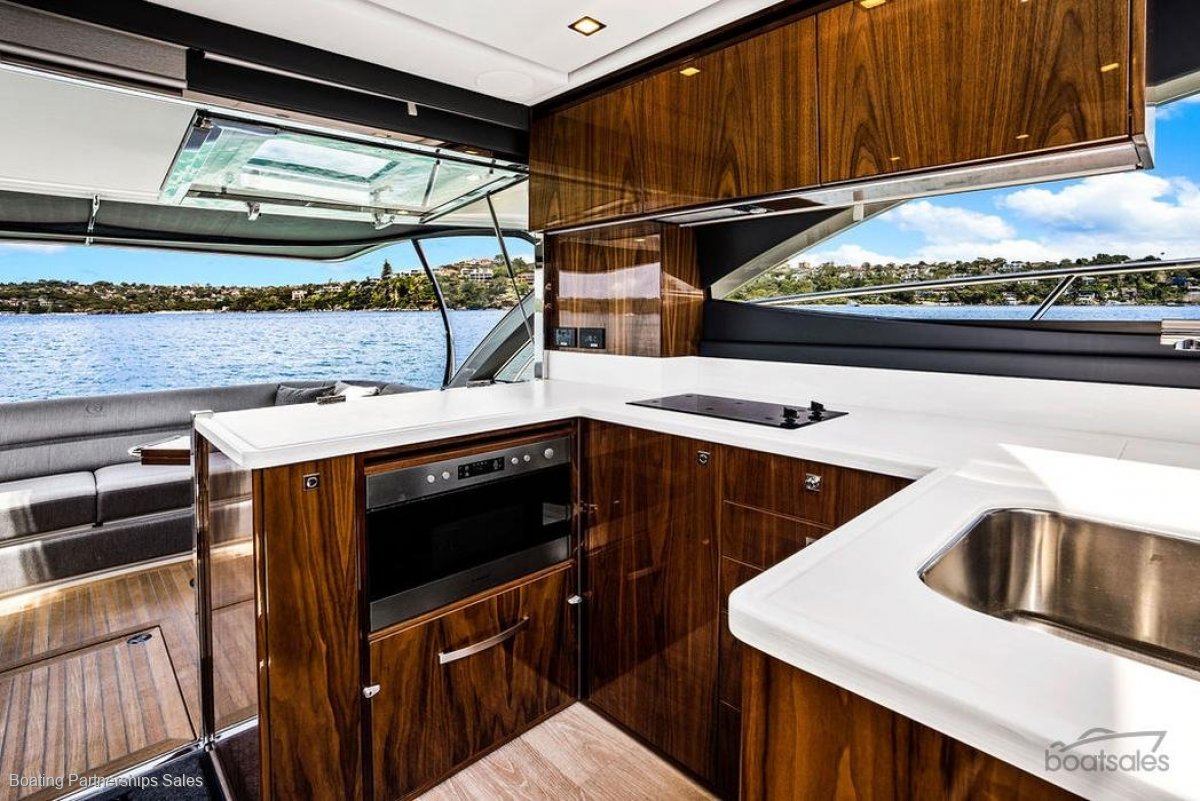 Riviera 4600 Sport Yacht Platinum Edition
