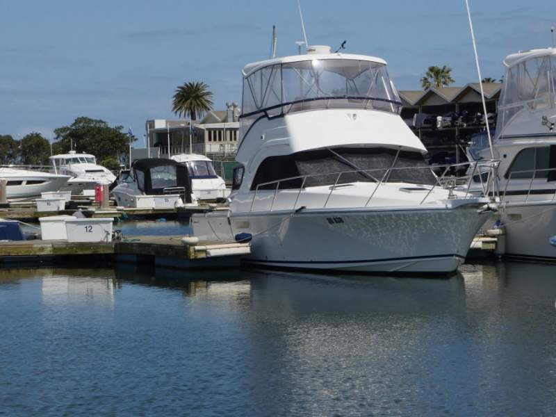 Caribbean 35 Flybridge Cruiser