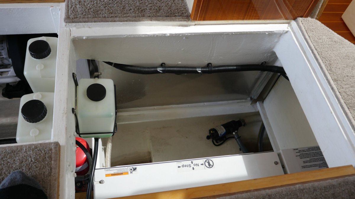  Caribbean 35 Flybridge Cruiser Boat Brokers of Tasmania