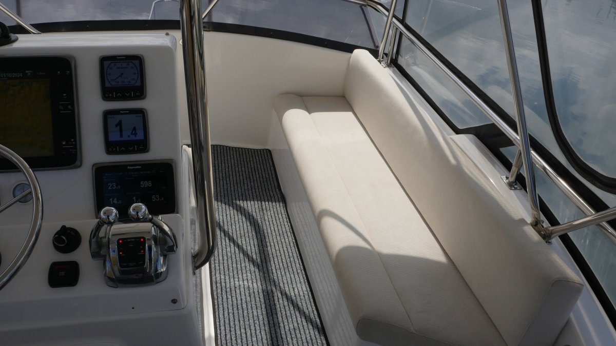  Caribbean 35 Flybridge Cruiser Boat Brokers of Tasmania