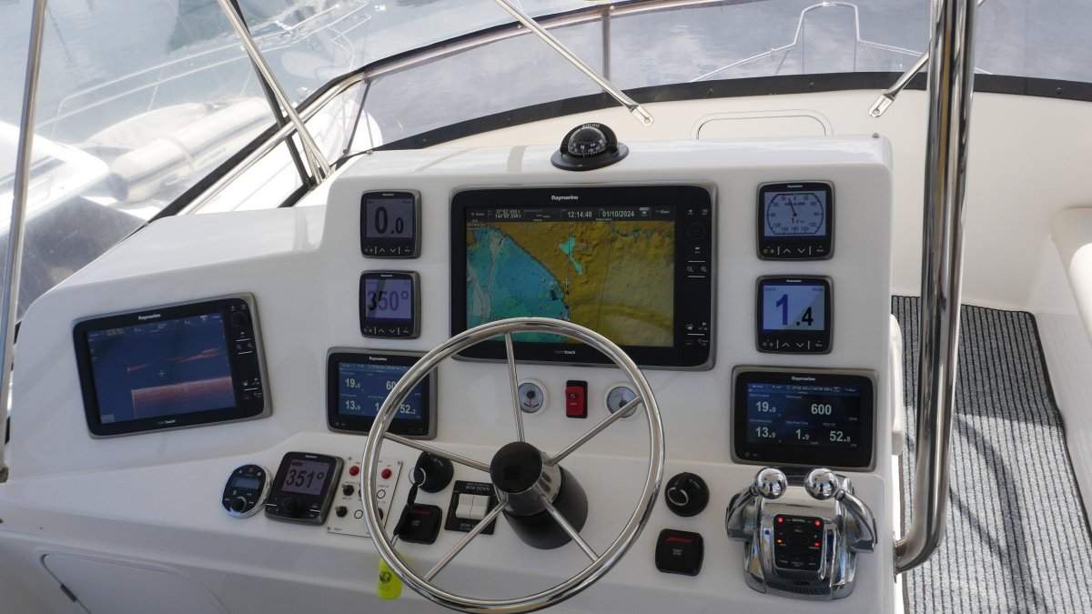  Caribbean 35 Flybridge Cruiser Boat Brokers of Tasmania