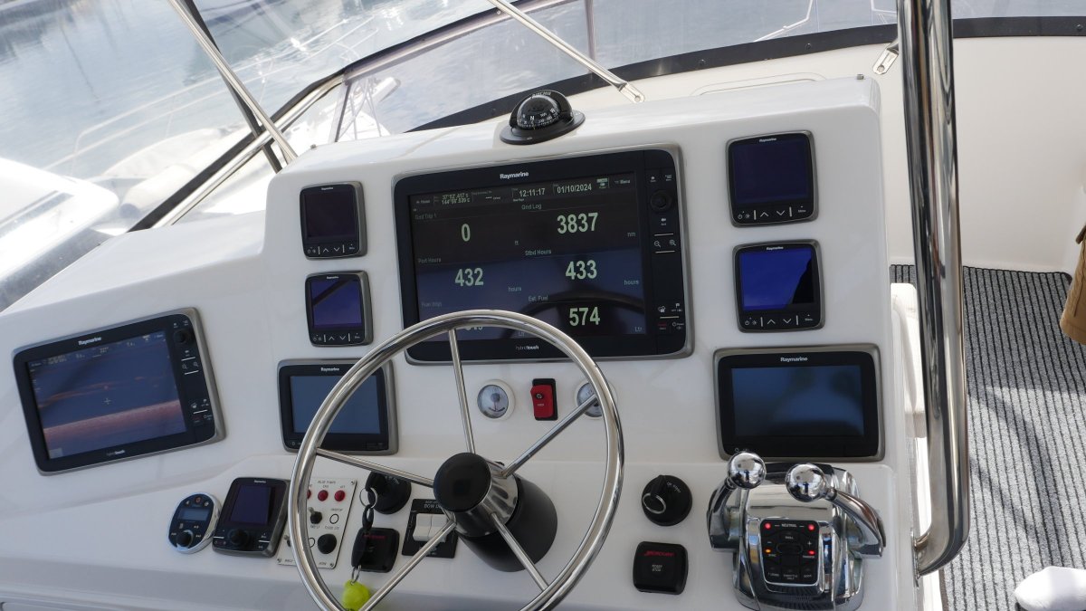  Caribbean 35 Flybridge Cruiser Boat Brokers of Tasmania