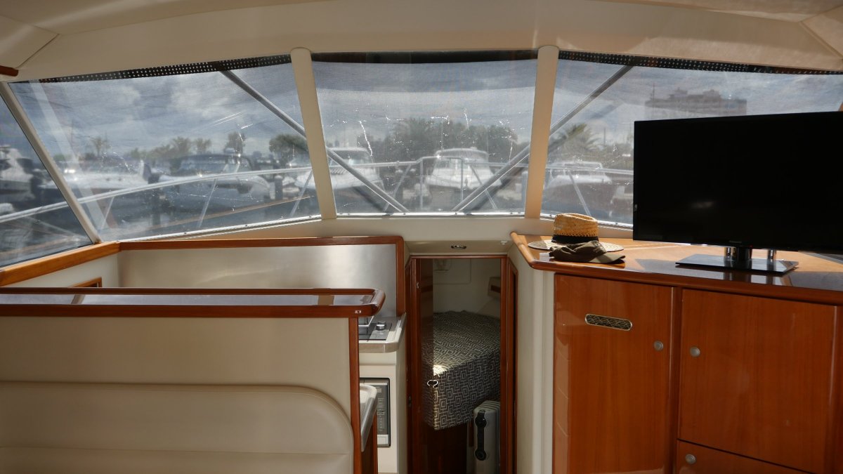  Caribbean 35 Flybridge Cruiser Boat Brokers of Tasmania