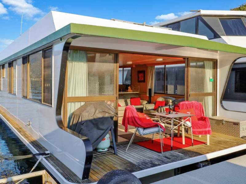 Slice of Heaven Houseboat Holiday Home on L Eildon