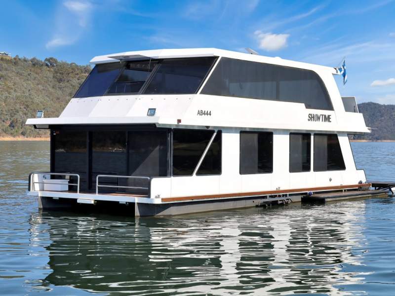 Showtime Houseboat Holiday Home on Lake Eildon