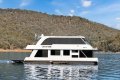 Showtime Houseboat Holiday Home on Lake Eildon:Showtime on Lake Eildon